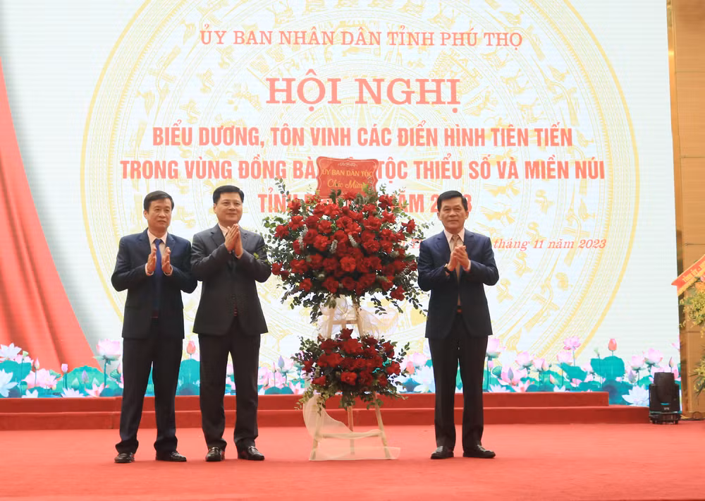Thứ trưởng, Phó Chủ nhiệm Ủy ban Dân tộc Nông Quốc Tuấn tặng hoa chúc mừng hội nghị.