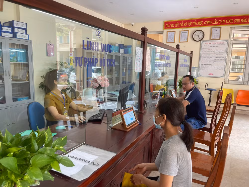 Người dân làm thủ tục hành chính tại bộ phận “Một cửa” xã Lại Thượng, huyện Thạch Thất, Hà Nội.