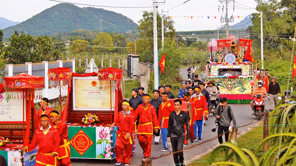 Lễ hội Dinh Thầy Thím của tỉnh Bình Thuận thu hút đông du khách tham dự. 