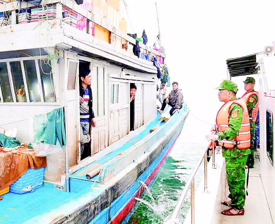 Bộ đội Biên phòng tỉnh Nghệ An tuyên truyền cho ngư dân thực hiện đúng quy định khi khai thác hải sản trên biển. 