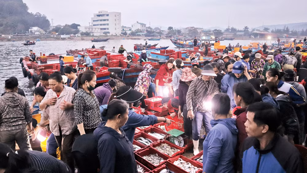 Chợ nhộn nhịp từ 4-5 giờ sáng hằng ngày.