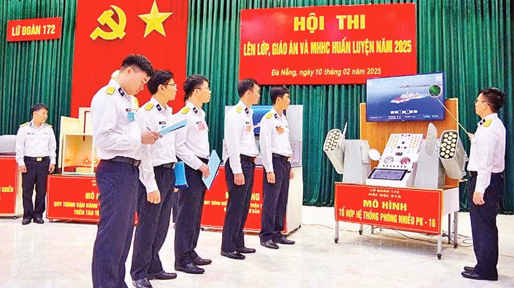 Thuyết trình mô hình Tổ hợp phòng nhiễu trên tàu chiến đấu. (Ảnh ANH NGUYÊN)