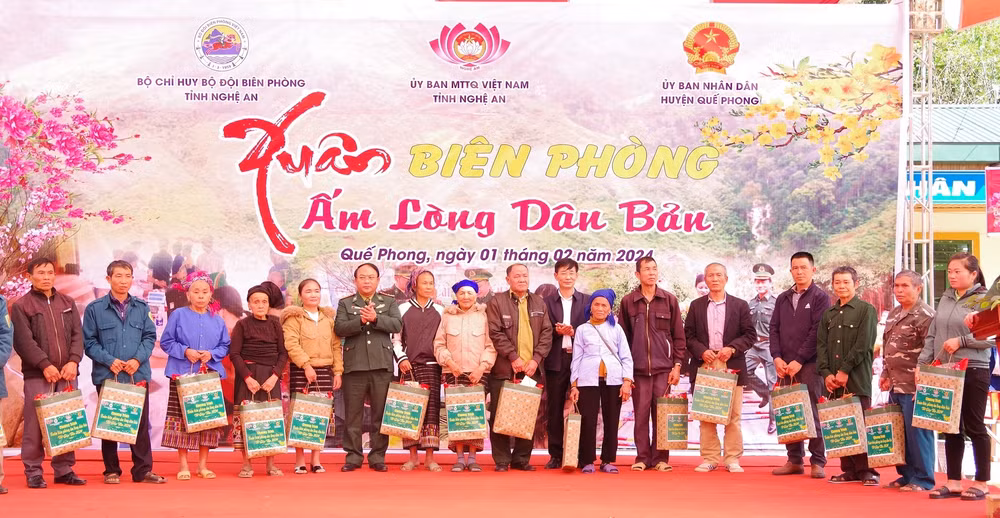 Bộ đội Biên phòng tỉnh Nghệ An trao quà Tết tặng người nghèo huyện miền núi biên giới 30a Quế Phong. 