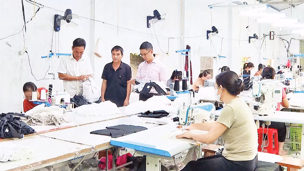 Xưởng sản xuất của ông Phạm Văn Thủy, từng là hộ cận nghèo ở xã Khánh Trung, huyện Yên Khánh giúp gia đình vươn lên, phát triển kinh tế. (Ảnh Thùy Dung) 
