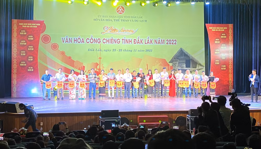 Lãnh đạo tỉnh Đắk Lắk và Ban Tổ chức liên hoan tặng cờ lưu niệm cho các đoàn tham gia Liên hoan văn hóa cồng chiêng Đắk La81k năm 2022.