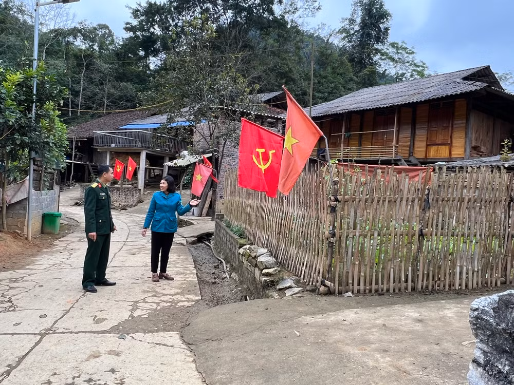 Bí thư Huyện ủy Bạch Thông (Bắc Kạn) Đỗ Thị Hiền (cán bộ luân chuyển) kiểm tra, chỉ đạo công tác xây dựng nông thôn mới tại xã Cao Sơn. 