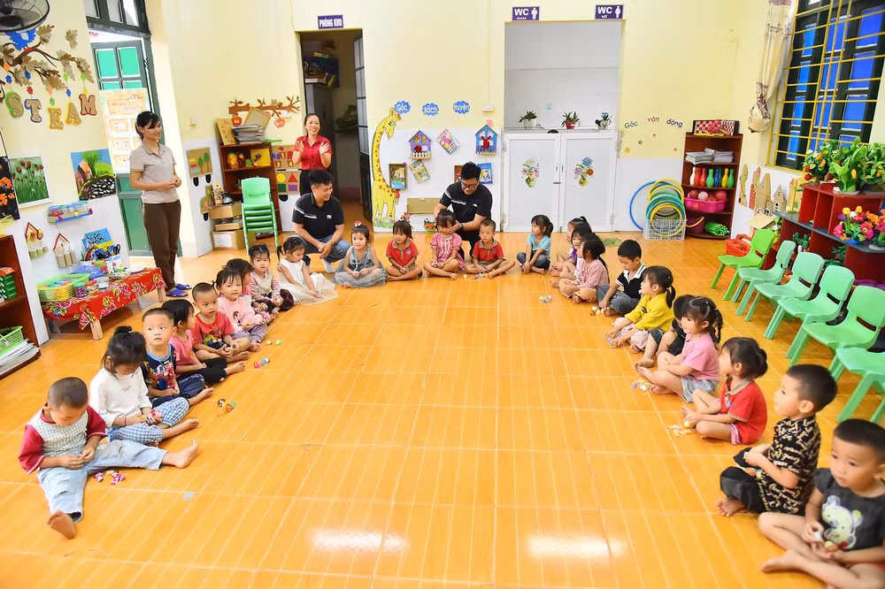 Các nhà hảo tâm trao quà tặng học sinh Trường mầm non Hợp Thành (xã Hợp Thành, thành phố Lào Cai, tỉnh Lào Cai). (Ảnh MỸ HÀ)
