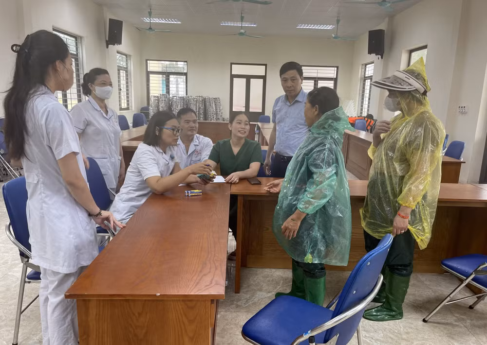 Trạm y tế lưu động phục vụ người dân xóm Bến Vôi, xã Cấn Hữu, huyện Quốc Oai. (Ảnh ĐẮC SƠN)