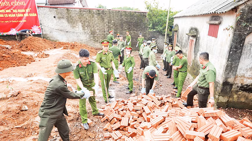 Đoàn Thanh niên, Hội Phụ nữ Công an tỉnh Bắc Giang hỗ trợ xây dựng nhà ở cho một gia đình tại xã Đồng Lạc (Yên Thế). (Ảnh VIỆT HÀ) Đoàn Thanh niên, Hội Phụ nữ Công an tỉnh Bắc Giang hỗ trợ xây dựng nhà ở cho một gia đình tại xã Đồng Lạc (Yên Thế). (Ảnh VIỆT HÀ)