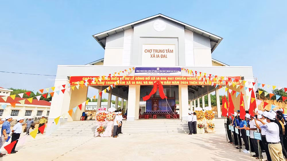 Khánh thành Chợ Trung tâm xã Ia Đal nhân dịp xã công bố xã đạt chuẩn nông thôn mới. 