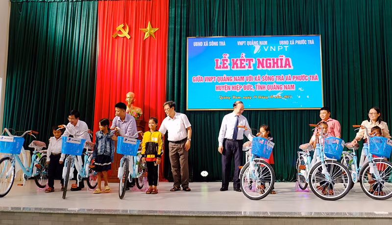 Lãnh đạo địa phương và VNPT Quảng Nam trao xe đạp hỗ trợ học sinh có hoàn cảnh khó khăn các xã Sông Trà, Phước Trà
