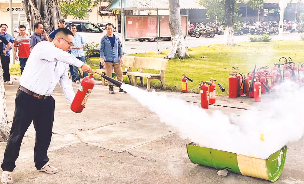 Tập huấn công tác phòng cháy, chữa cháy, cứu hộ, cứu nạn tại Công ty cổ phần Việt Nam Kỹ nghệ súc sản (VISSAN). (Ảnh CTV) 