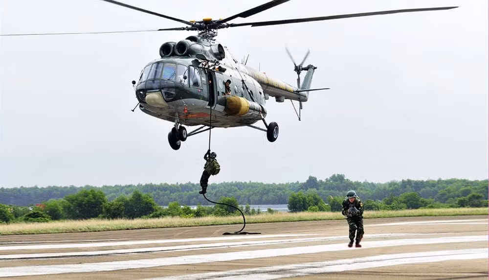 Các chiến đấu viên Tiểu đoàn Đặc công (Bộ Tham mưu Quân khu 3) huấn luyện đổ treo trên trực thăng. 