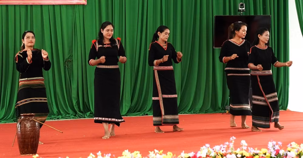 Các học viên diễn xướng tại lớp học.