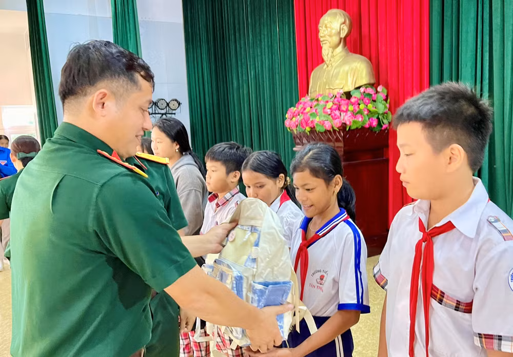  Đại diện Trung đoàn 717 trao kinh phí cho các em học sinh