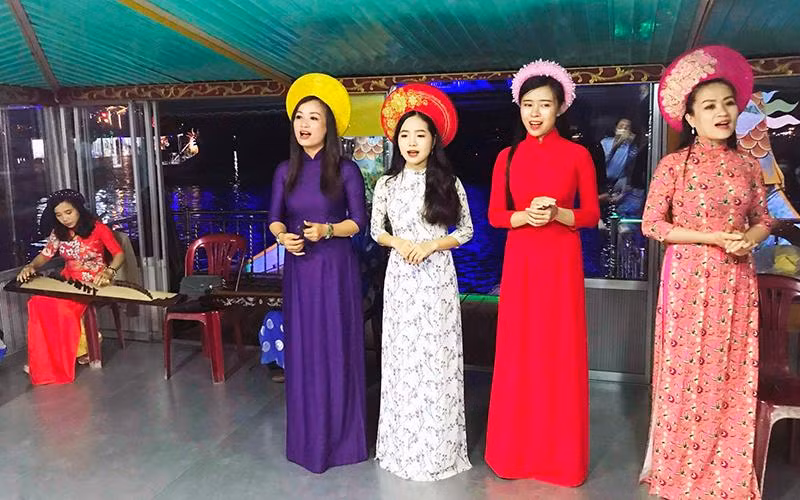 Các ca sĩ biểu diễn ca Huế phục vụ du khách trên sông Hương. 