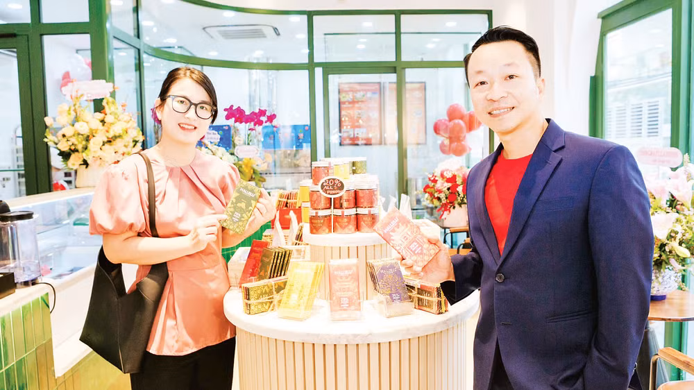Cửa hàng của anh Nguyễn Hồng Huy thường xuyên đón khách ghé thăm và tìm hiểu về quy trình sản xuất sô-cô-la. 