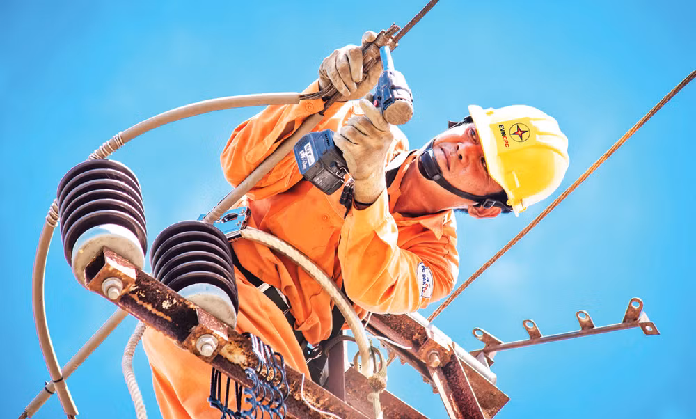 Công nhân Công ty Điện lực Đắk Lắk cải tạo, bảo dưỡng hệ thống lưới điện.