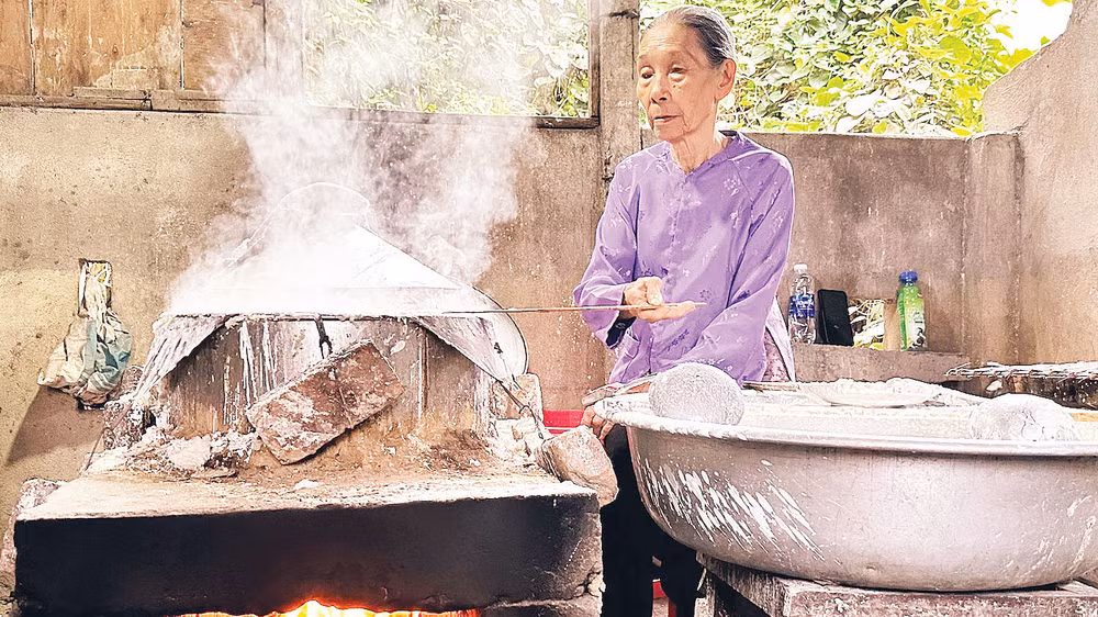 Nghệ nhân Đặng Thị Túy Phong thực hiện công đoạn tráng bánh. Nghệ nhân Đặng Thị Túy Phong thực hiện công đoạn tráng bánh.