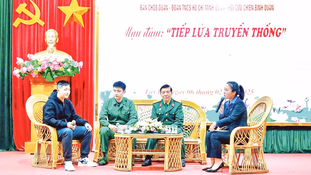 Chương trình mạn đàm “Tiếp lửa truyền thống” nhân lên khát vọng cống hiến của các tân binh quận Tây Hồ. (Ảnh HƯƠNG LY) 
