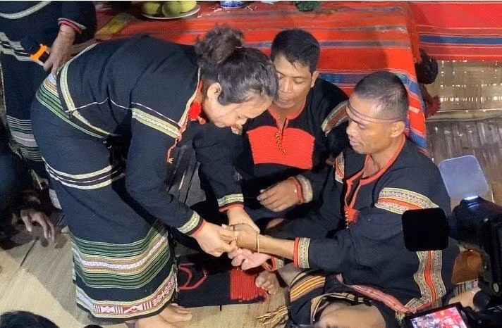 Nghi thức đeo vòng của dòng họ cầu mong sức khoẻ, thể hiện tình cảm và gắn kết mẹ con. Nghi thức đeo vòng của dòng họ cầu mong sức khoẻ, thể hiện tình cảm và gắn kết mẹ con.