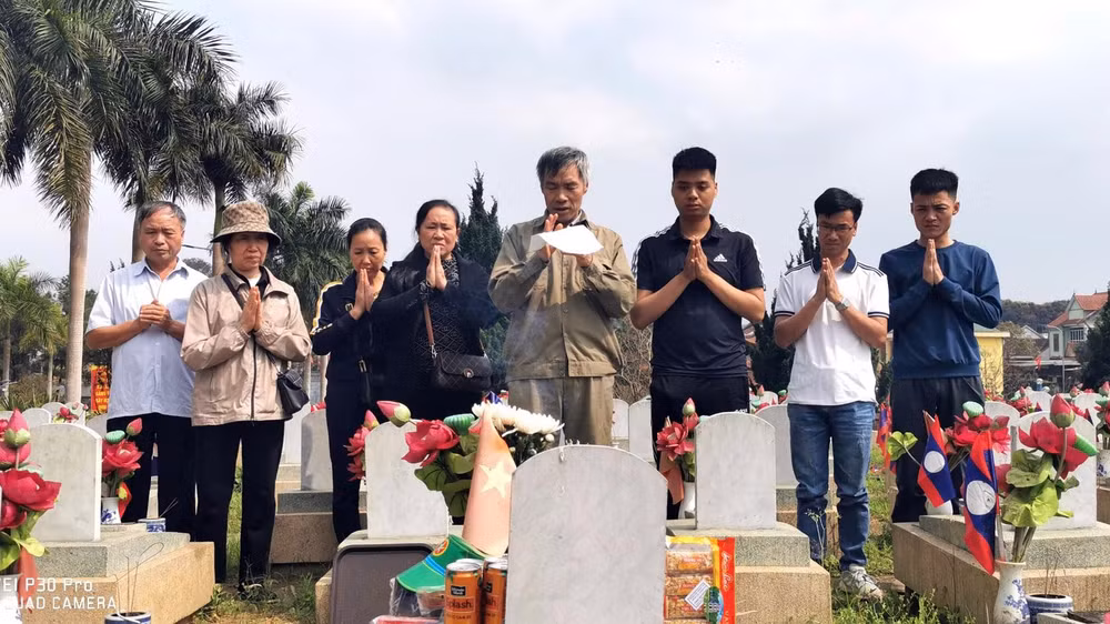 Gia đình liệt sĩ Dương Trung Dũng chỉ có thể đến thăm viếng mộ liệt sĩ mà không thể làm thủ tục điều chỉnh, bổ sung thông tin để nhận phần mộ liệt sĩ của gia đình. (Ảnh Dương Mạnh Chiến) 