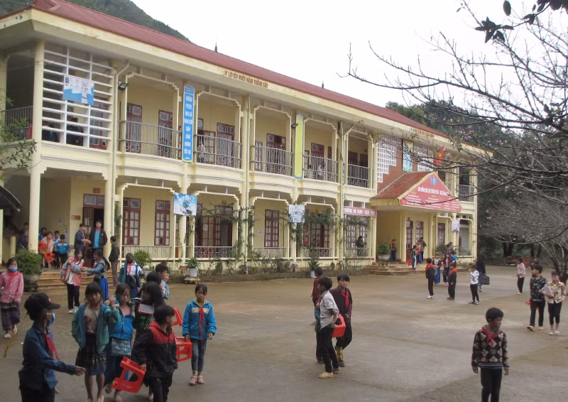 Trường học bậc mầm non, tiểu học và trung học cơ sở vùng đồng bào dân tộc H’Mông xã Hang Chú, huyện Bắc Yên đã được đầu tư xây dựng khang trang.