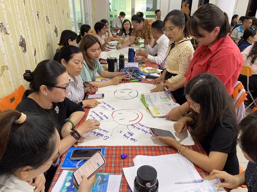 Nhà xuất bản Giáo dục Việt Nam tổ chức tập huấn, bồi dưỡng cho cán bộ quản lý, giáo viên sử dụng sách giáo khoa mới.