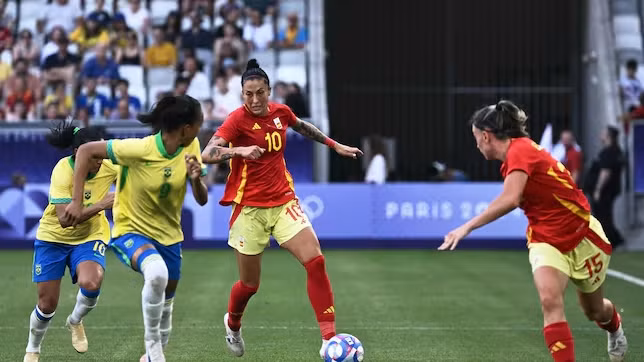 Đội tuyển bóng đá nữ Tây Ban Nha (áo sẫm) thắng Brazil 2-0 để tiến vào tứ kết. (Ảnh eurosport.com)