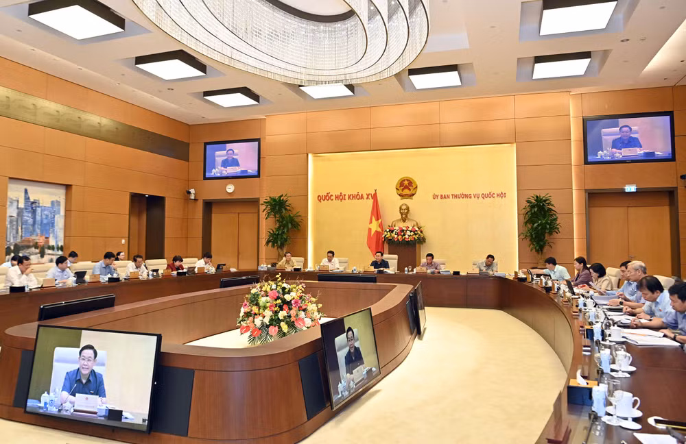Phiên họp chuyên đề pháp luật của Ủy ban Thường vụ Quốc hội thảo luận dự án Luật Ðất đai (sửa đổi). (Ảnh DUY LINH) 