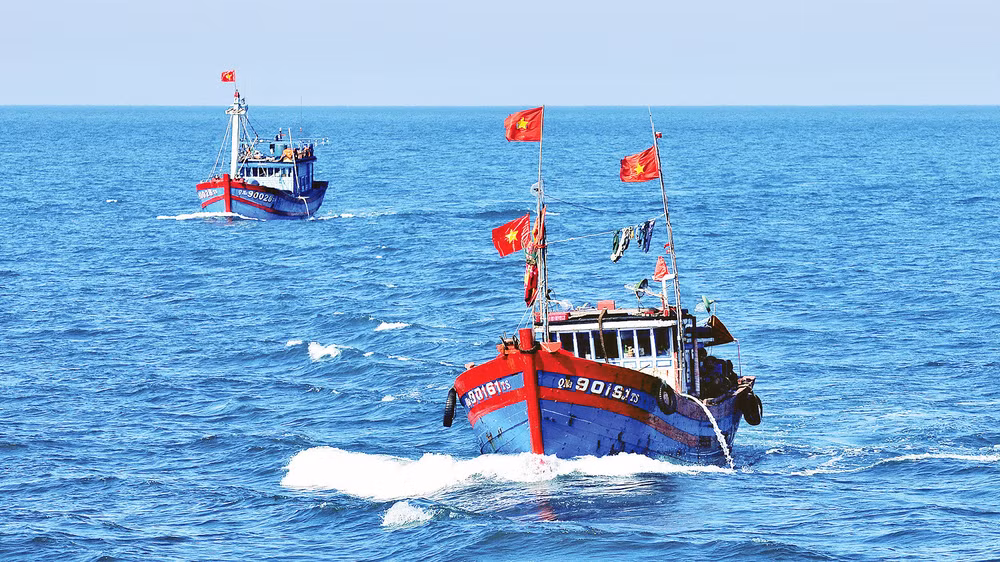 Tàu cá của ngư dân miền trung ra khơi đánh bắt hải sản. (Ảnh NGUYỄN ÐĂNG) 