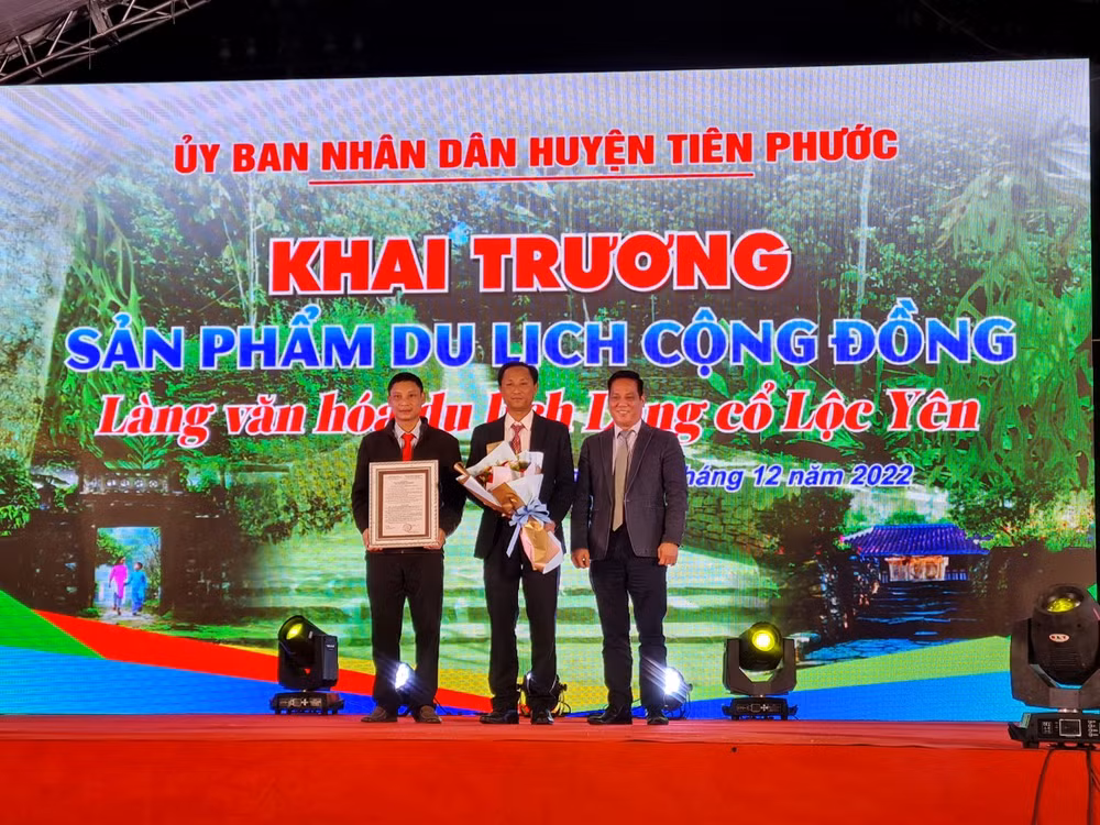 Lãnh đạo Sở Văn hóa, Thể thao và Du lịch Quảng Nam trao quyết định công nhận sản phẩm du lịch cộng đồng Làng cổ Lộc Yên.