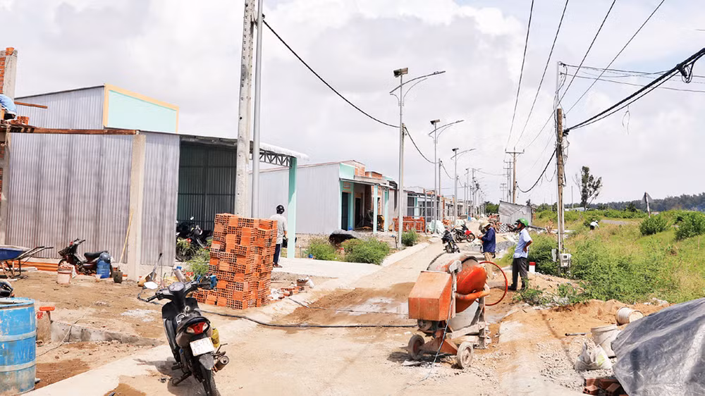 Người dân xây nhà ở tại khu tái định cư ấp Hồ Thùng, xã Đông Hải, huyện Duyên Hải, tỉnh Trà Vinh. Người dân xây nhà ở tại khu tái định cư ấp Hồ Thùng, xã Đông Hải, huyện Duyên Hải, tỉnh Trà Vinh.