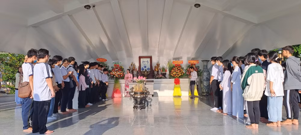 Du khách viếng cụ Nguyễn Sinh Sắc và tham quan khu di tích.