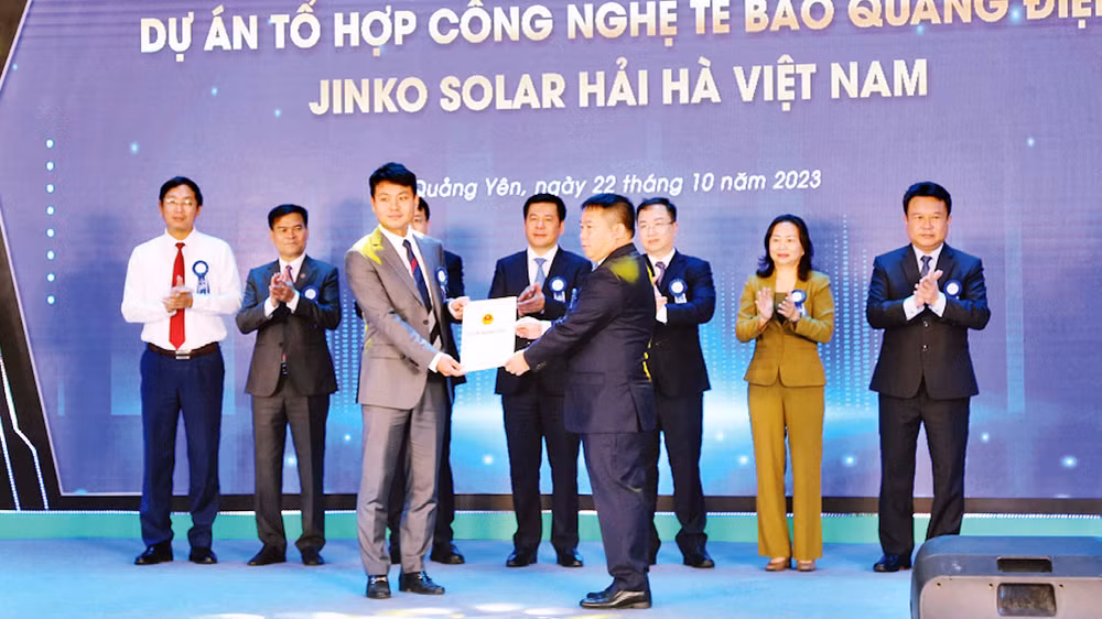 Ban Quản lý Khu kinh tế tỉnh Quảng Ninh trao giấy chứng nhận đầu tư Dự án Tổ hợp công nghệ tế bào quang điện Jinko Solar Hải Hà Việt Nam.(Ảnh Quang Thọ) Ban Quản lý Khu kinh tế tỉnh Quảng Ninh trao giấy chứng nhận đầu tư Dự án Tổ hợp công nghệ tế bào quang điện Jinko Solar Hải Hà Việt Nam.(Ảnh Quang Thọ)