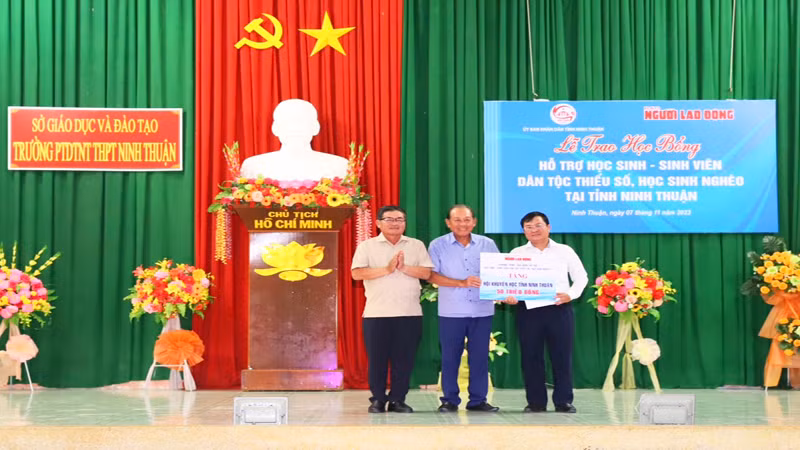 Trao tặng 50 triệu đồng cho Hội Khuyến học tỉnh Ninh Thuận