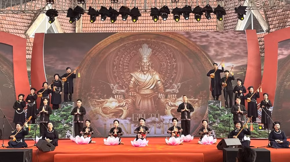 Các nghệ nhân biểu diễn tại Liên hoan hát then, đàn tính các dân tộc Tày, Nùng, Thái năm 2024 tại Hà Nội. 