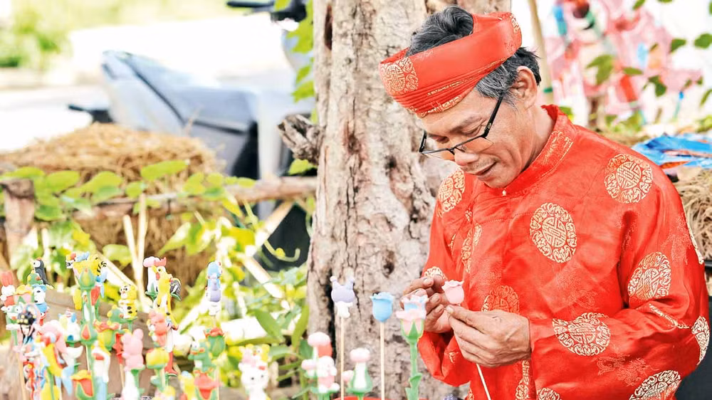 Ông Lê Minh Thạnh nặn tò he.