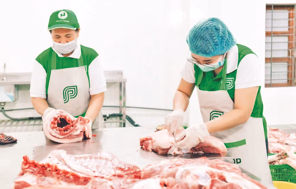 Sản xuất, chế biến thực phẩm từ thịt heo thảo mộc tại Peco Food. 