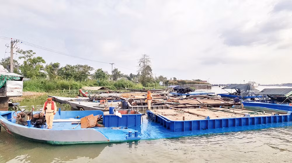 Các sà-lan chở cát không hóa đơn, chứng từ bị tạm giữ. Các sà-lan chở cát không hóa đơn, chứng từ bị tạm giữ.