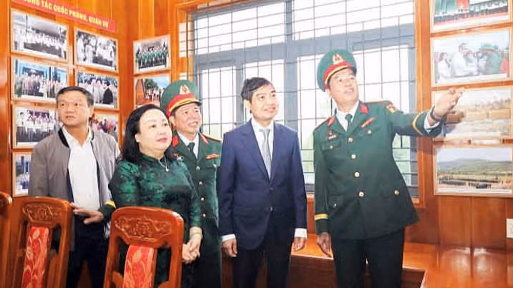 Khu trưng bày tài liệu, hiện vật lịch sử tại di tích.