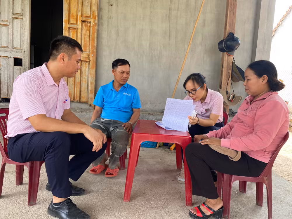 Cán bộ Phòng giao dịch Ngân hàng Chính sách xã hội huyện Sơn Hòa kiểm tra sử dụng vốn vay hộ đồng bào dân tộc thiểu số xã Suối Bạc, huyện Sơn Hòa.