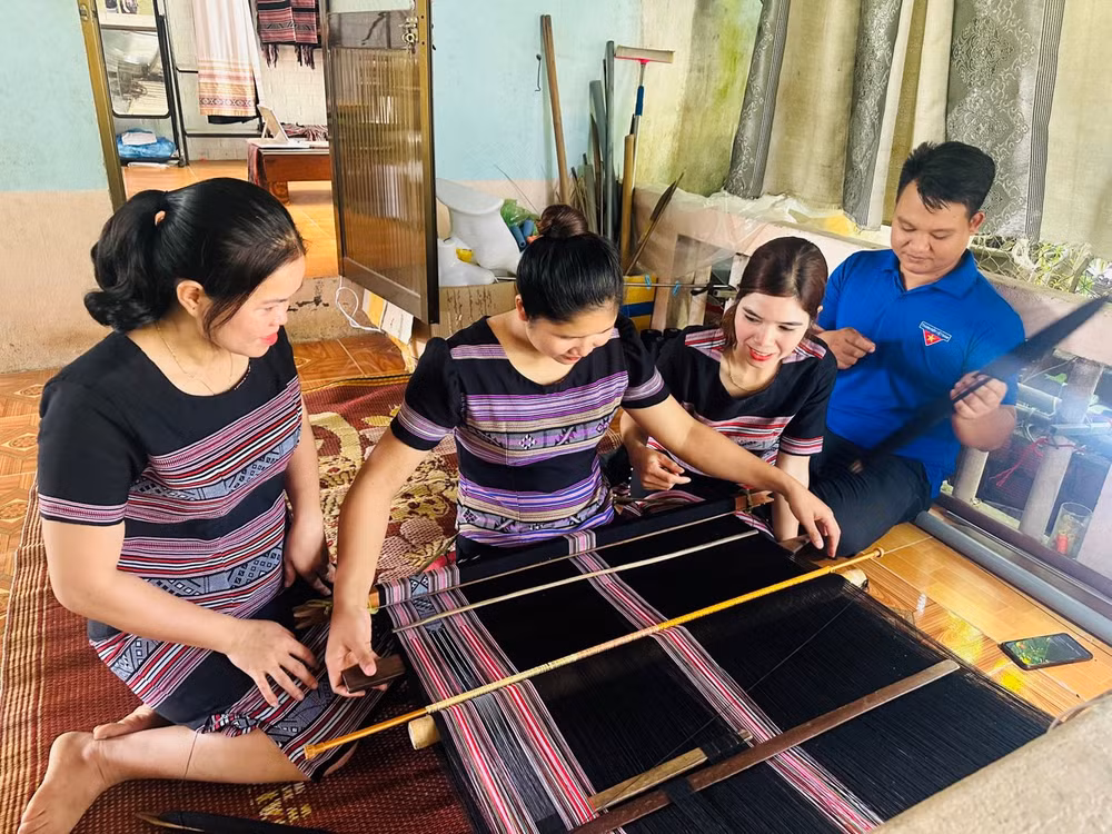 Dệt thổ cẩm truyền thống ở làng Teng, huyện Ba Tơ (Quảng Ngãi)