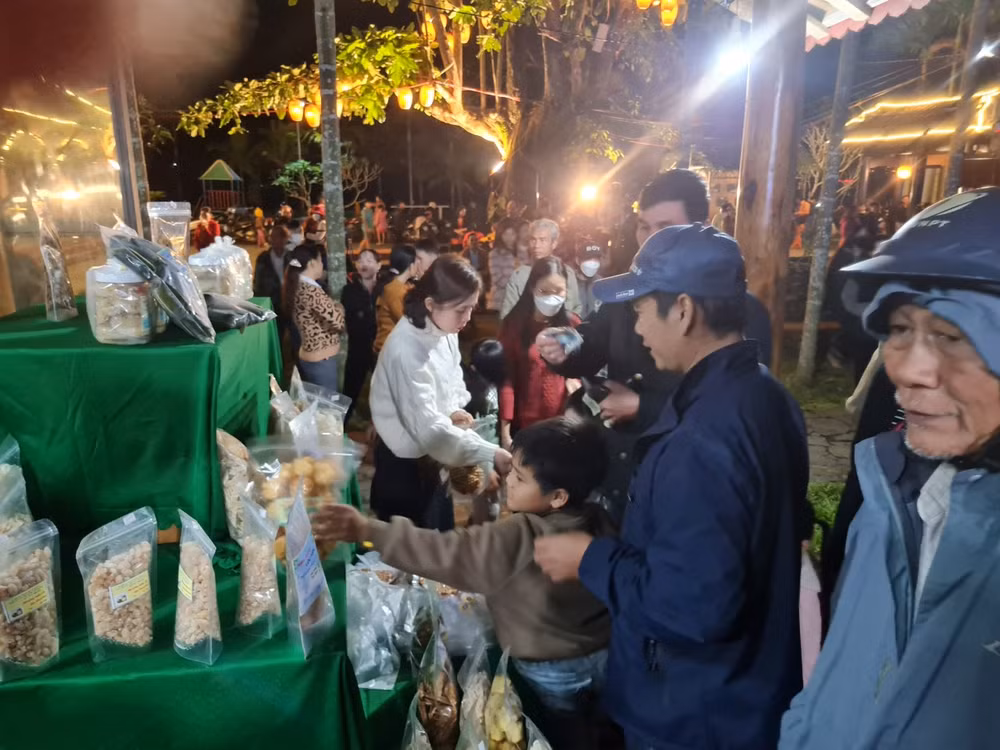 Người dân và du khách dự khai mạc Làng văn hóa du lịch Lộc Yên.
