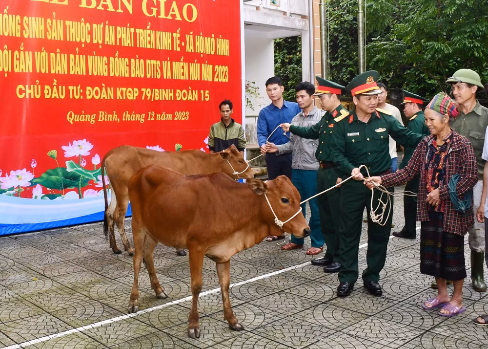  Đại diện chỉ huy Đoàn Kinh tế-Quốc phòng 79 trao bò giống cho bà con xã Lâm Thủy
