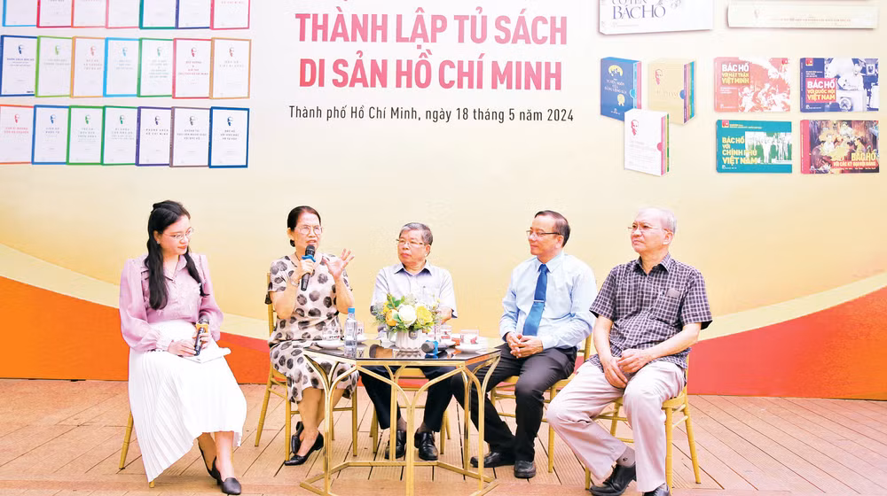 Nhà xuất bản Trẻ giao lưu với các tác giả tham gia tủ sách “Di sản Hồ Chí Minh”. 