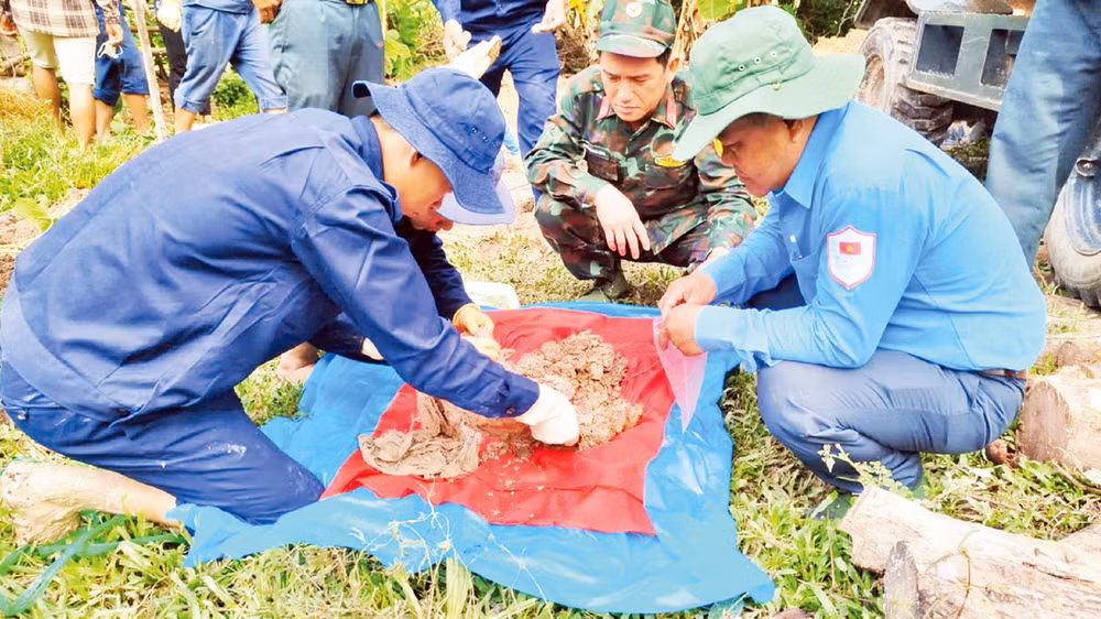 Đội K92 tiến hành cất bốc, quy tập hài cốt liệt sĩ. Đội K92 tiến hành cất bốc, quy tập hài cốt liệt sĩ.