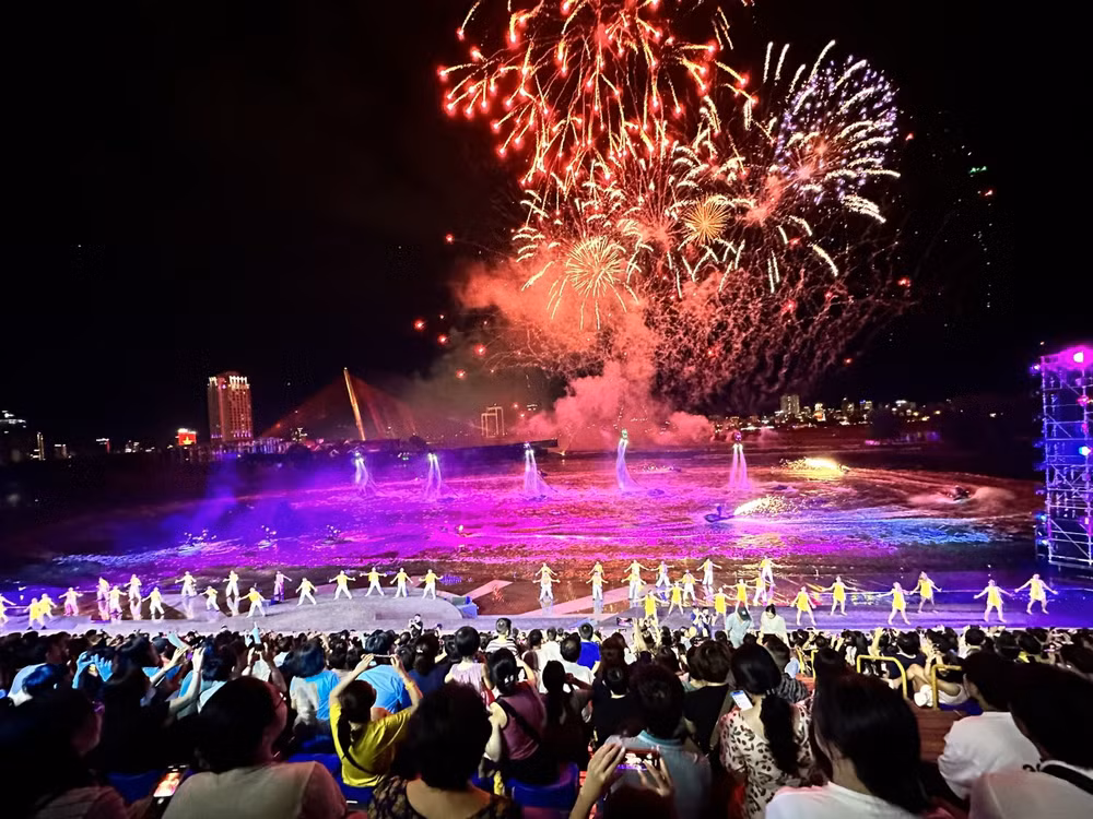 Chương trình nghệ thuật “Symphony of River- Âm hưởng của dòng sông” tại Đà Nẵng, một sự kiện công nghiệp văn hóa về biểu diễn mang tầm khu vực. 