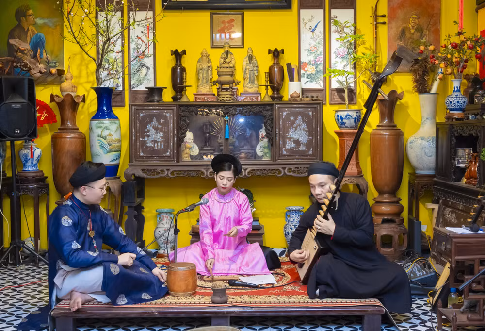 Quan viên trẻ Duy Linh (ngoài cùng bên trái) điểm trống trong một canh hát ca trù. 