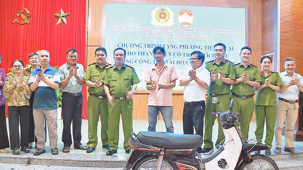 Ban chủ nhiệm Mô hình 6+1 phường Đông Hòa vận động, hỗ trợ xe máy giúp anh L.T.A có thể thuận lợi hơn trong công việc. 
